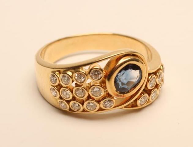 A SAPPHIRE AND DIAMOND DRESS RING Image