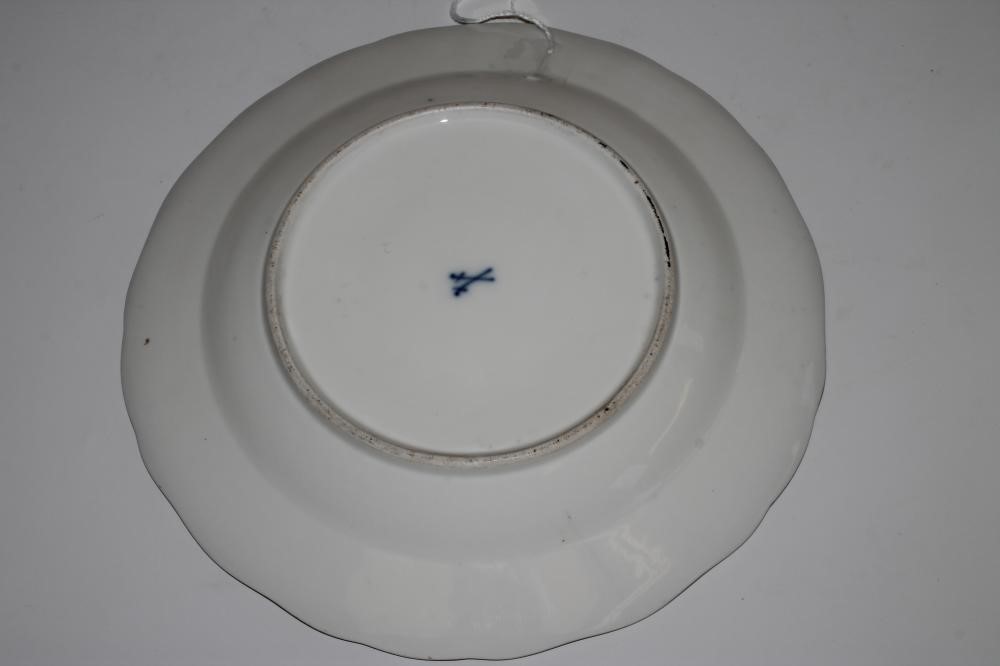 A GERMAN PORCELAIN CABINET PLATE Image