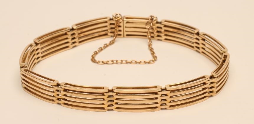 A GOLD BRACELET Image