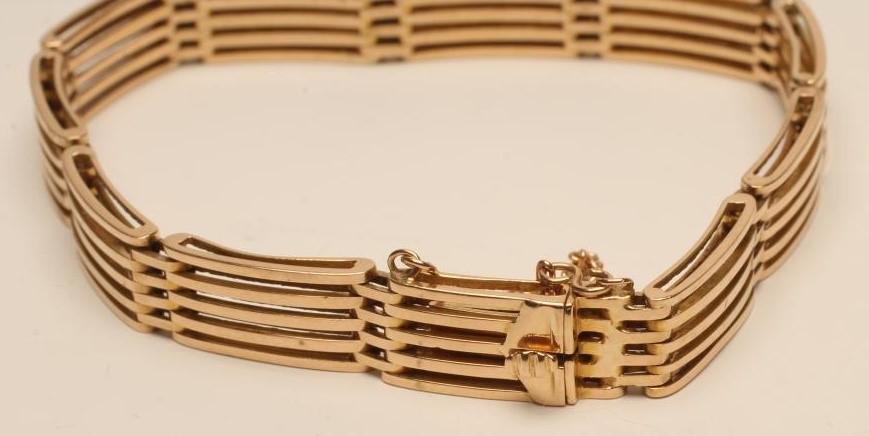 A GOLD BRACELET Image