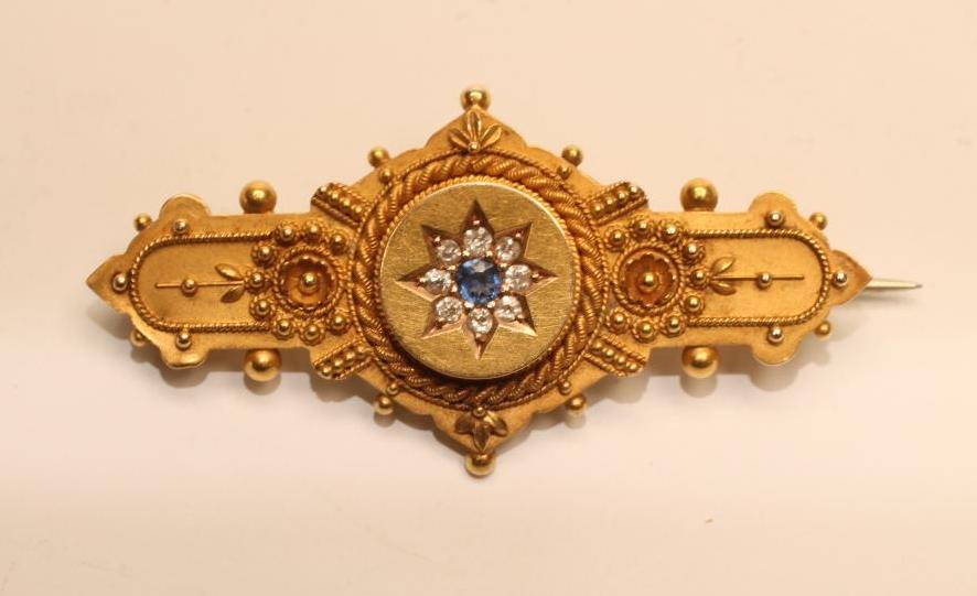 A LATE VICTORIAN 15CT GOLD BROOCH Image
