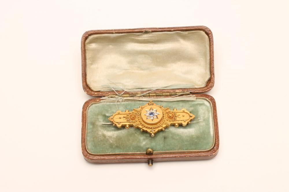 A LATE VICTORIAN 15CT GOLD BROOCH Image