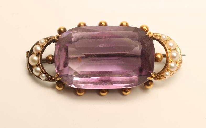 A LATE VICTORIAN AMETHYST BROOCH Image