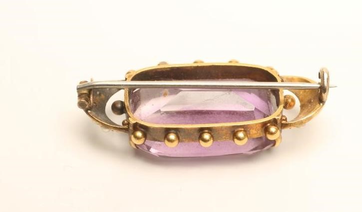 A LATE VICTORIAN AMETHYST BROOCH Image