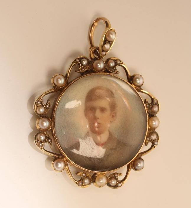 A LATE VICTORIAN GOLD DOUBLE SIDED PHOTOGRAPH LOCKET Image