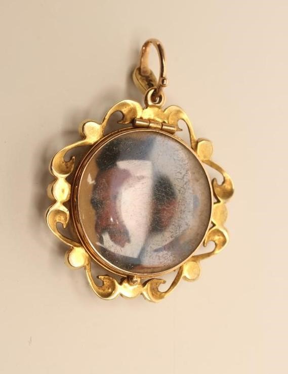 A LATE VICTORIAN GOLD DOUBLE SIDED PHOTOGRAPH LOCKET Image