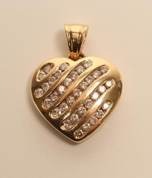 A DIAMOND PENDANT Image