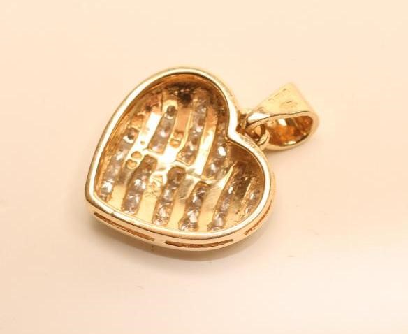 A DIAMOND PENDANT Image