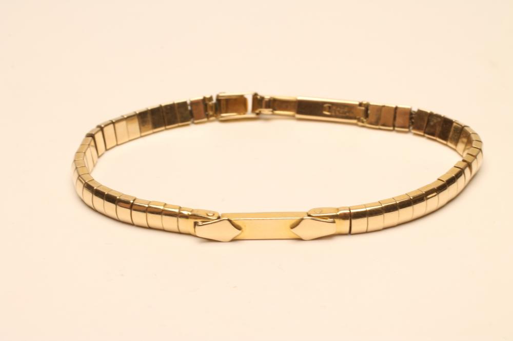 A 9CT GOLD ARTICULATED BRACELET Image