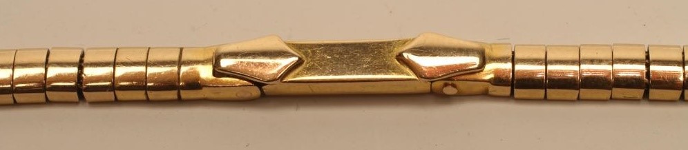 A 9CT GOLD ARTICULATED BRACELET Image