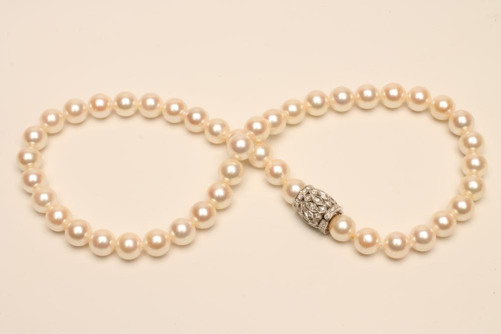 A SINGLE STRING OF CULTURED PEARLS Image