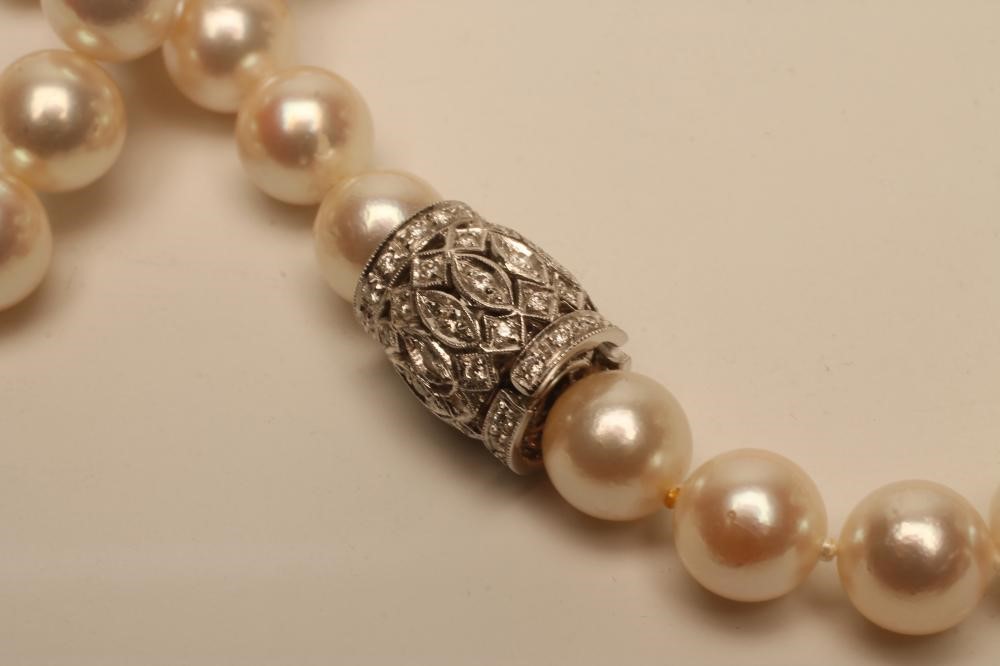 A SINGLE STRING OF CULTURED PEARLS Image