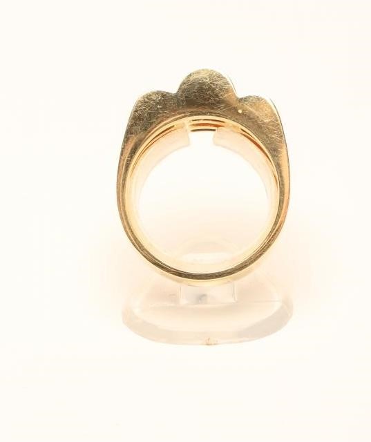 A SAPPHIRE AND DIAMOND COCKTAIL RING Image