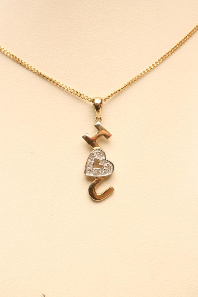 A 9CT GOLD PENDANT Image