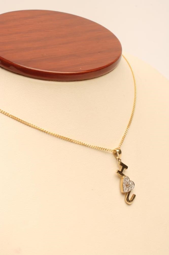 A 9CT GOLD PENDANT Image