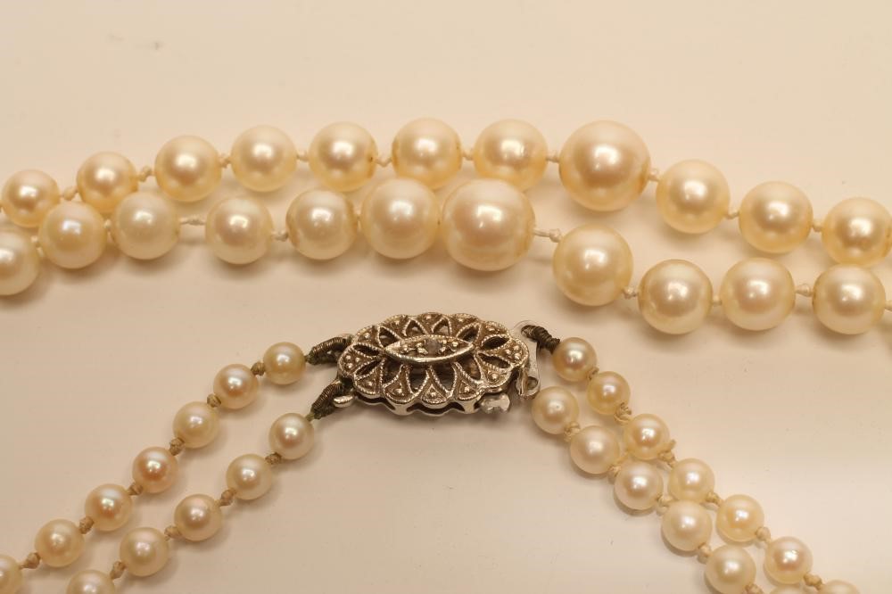 A DOUBLE STRAND CULTURED PEARL NECKLACE Image