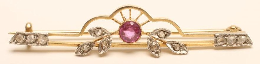 A LATE VICTORIAN 15CT GOLD BROOCH Image