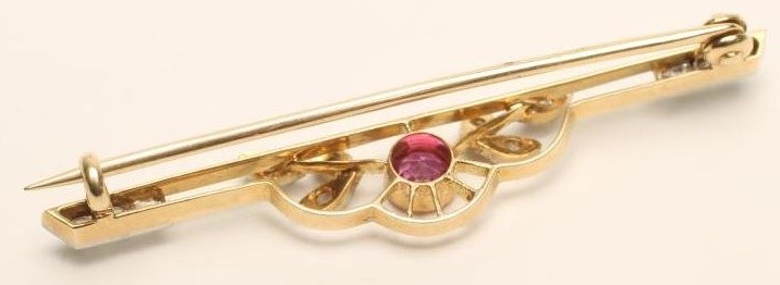 A LATE VICTORIAN 15CT GOLD BROOCH Image
