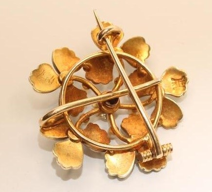 A LATE VICTORIAN 14K GOLD FLOWERHEAD BROOCH/PENDANT Image