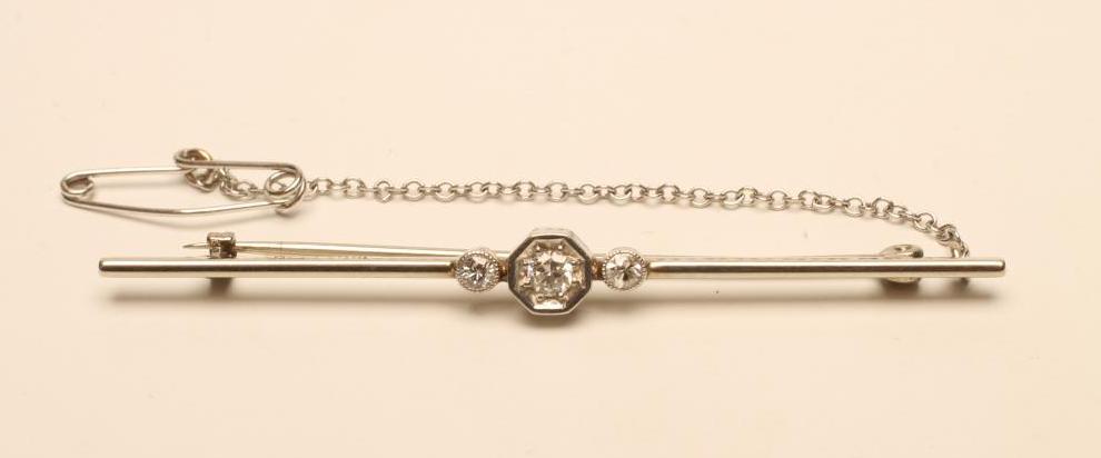 A DIAMOND BAR BROOCH Image