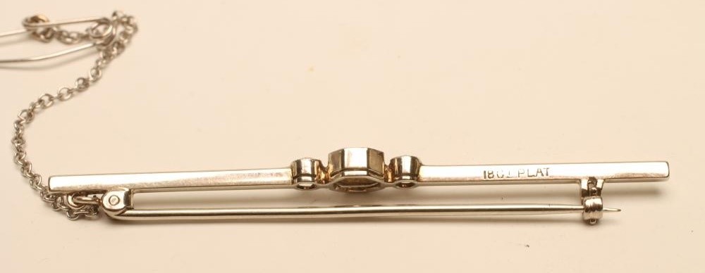 A DIAMOND BAR BROOCH Image