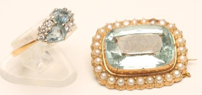AN AQUAMARINE AND DIAMOND RING Image