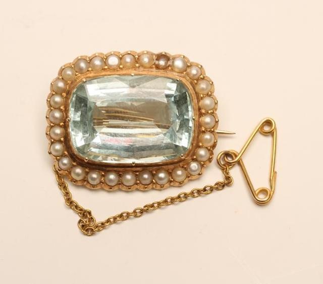 AN AQUAMARINE AND DIAMOND RING Image