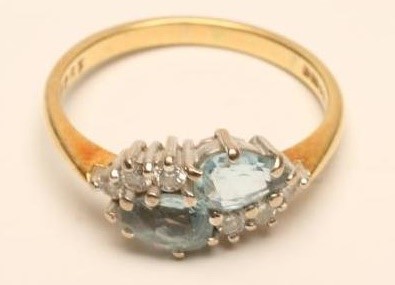 AN AQUAMARINE AND DIAMOND RING Image