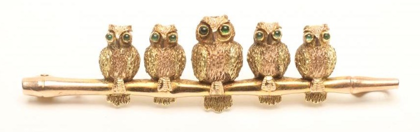 A TRI COLOUR GOLD NOVELTY BAR BROOCH modelled as five owls perched upon a naturalistically cast Image