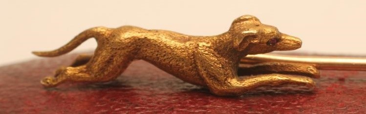 AN EDWARDIAN 15CT GOLD NOVELTY TIE PIN modelled as a hound chasing a rabbit Image
