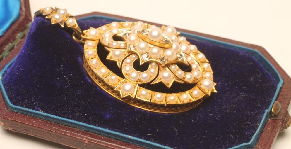 A VICTORIAN PEARL AND DIAMOND PENDANT/BROOCH Image