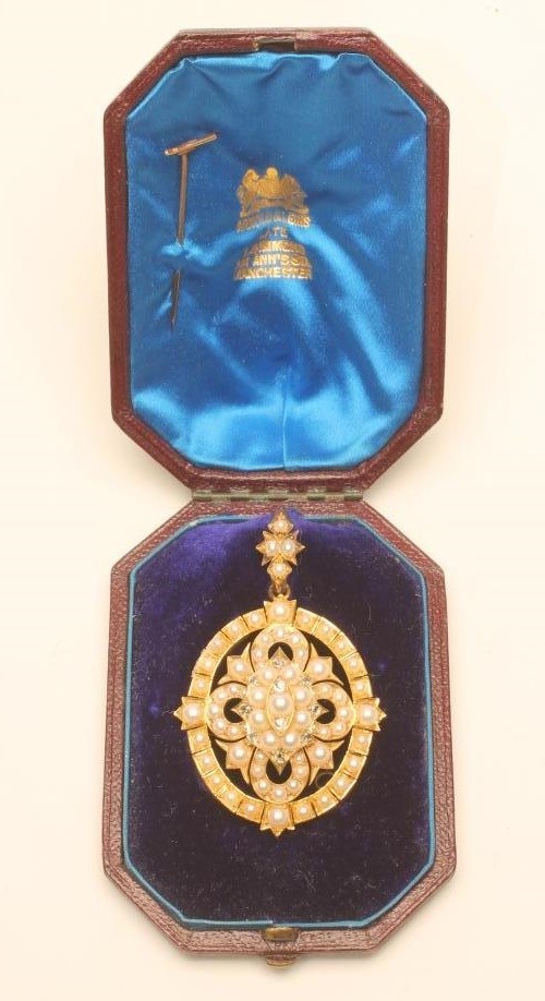 A VICTORIAN PEARL AND DIAMOND PENDANT/BROOCH Image