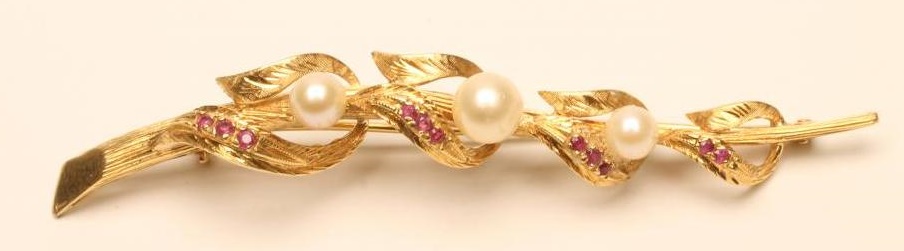AN 18CT GOLD SPRAY BROOCH Image