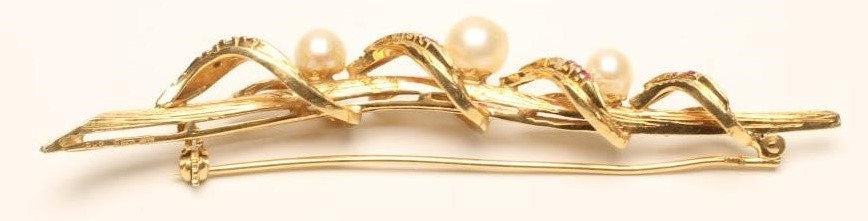 AN 18CT GOLD SPRAY BROOCH Image