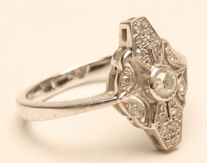 AN ART DECO STYLE DIAMOND RING Image