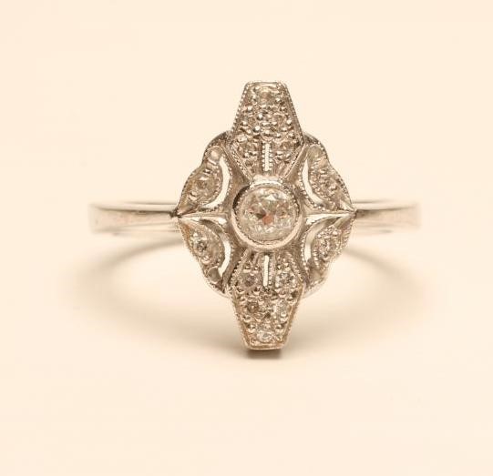 AN ART DECO STYLE DIAMOND RING Image