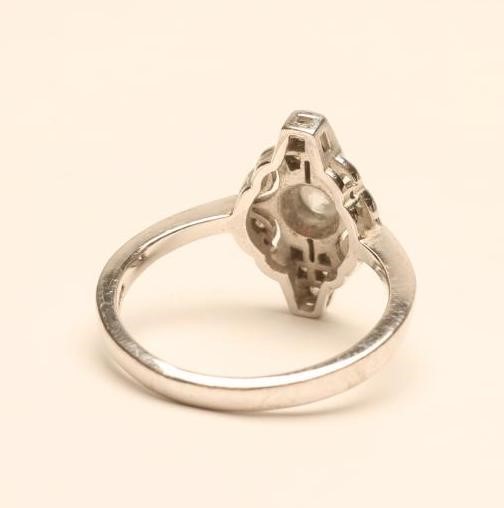 AN ART DECO STYLE DIAMOND RING Image