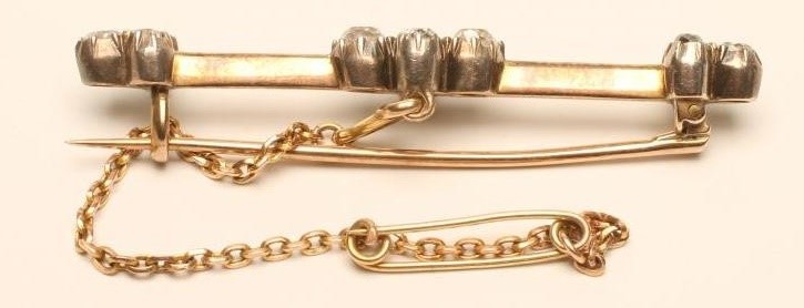 A DIAMOND BROOCH Image