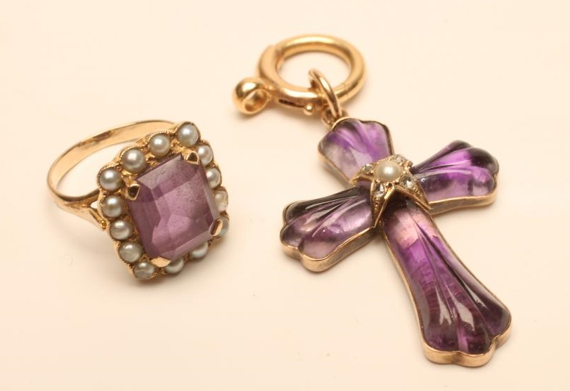 A VICTORIAN AMETHYST CROSS PENDANT Image