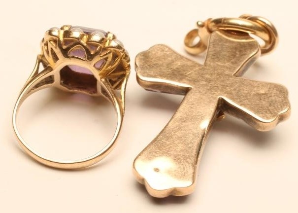 A VICTORIAN AMETHYST CROSS PENDANT Image