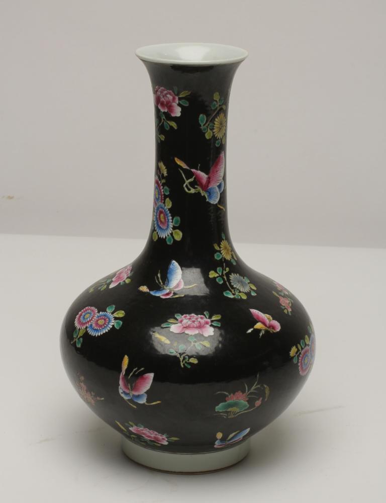 A CHINESE PORCELAIN BOTTLE VASE Image