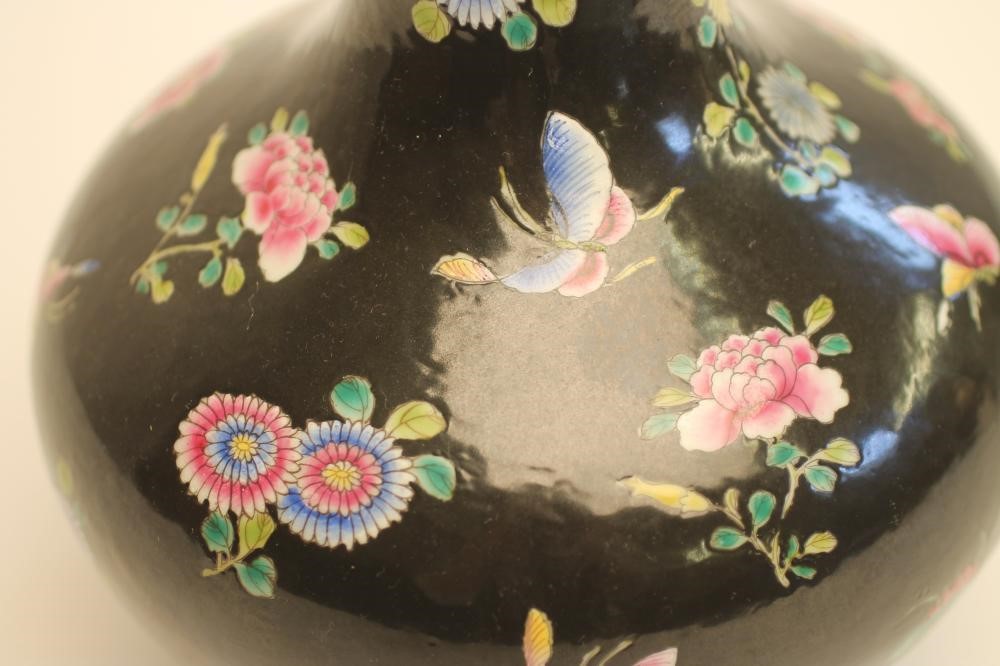 A CHINESE PORCELAIN BOTTLE VASE Image