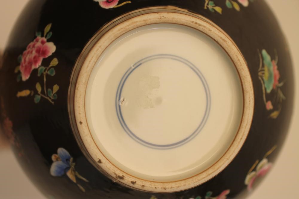 A CHINESE PORCELAIN BOTTLE VASE Image