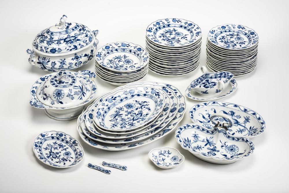 AN EXTENSIVE MEISSEN PORCELAIN DINNER SERVICE Image