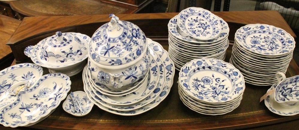 AN EXTENSIVE MEISSEN PORCELAIN DINNER SERVICE Image