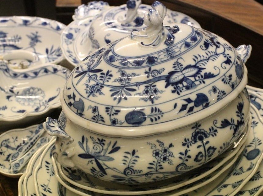 AN EXTENSIVE MEISSEN PORCELAIN DINNER SERVICE Image
