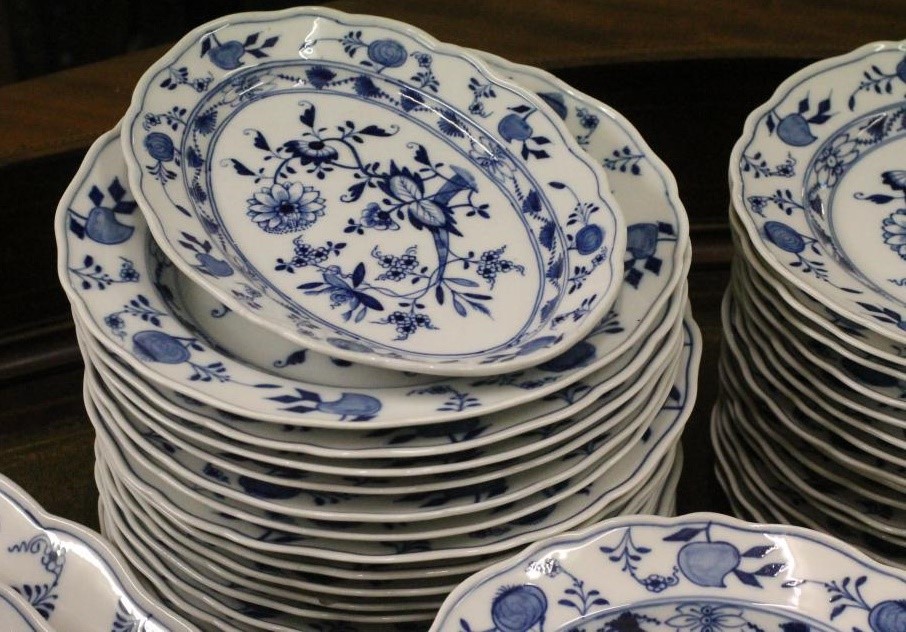 AN EXTENSIVE MEISSEN PORCELAIN DINNER SERVICE Image