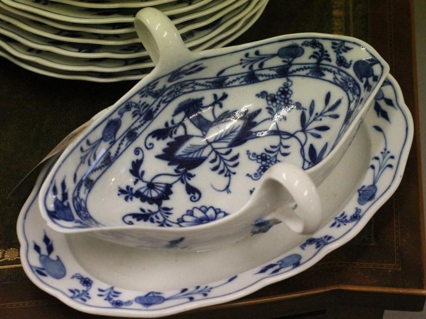 AN EXTENSIVE MEISSEN PORCELAIN DINNER SERVICE Image