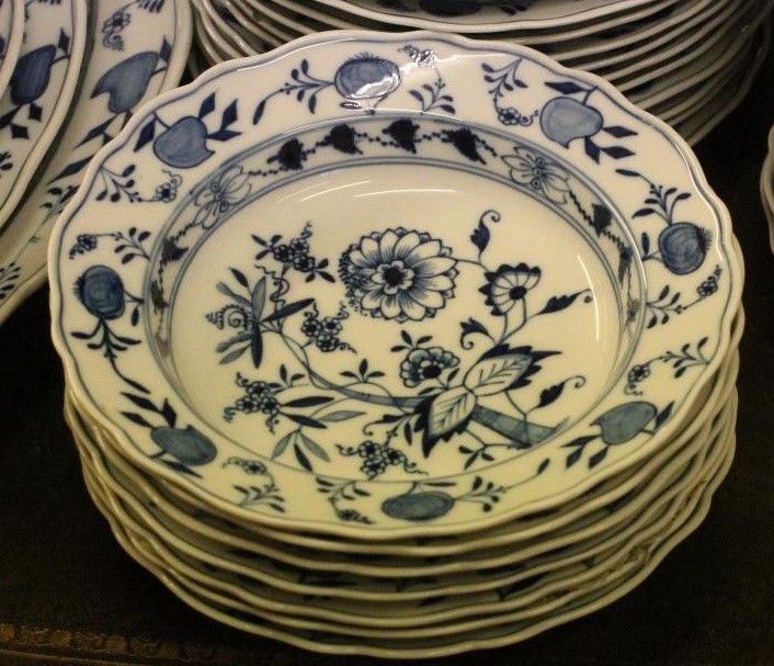 AN EXTENSIVE MEISSEN PORCELAIN DINNER SERVICE Image