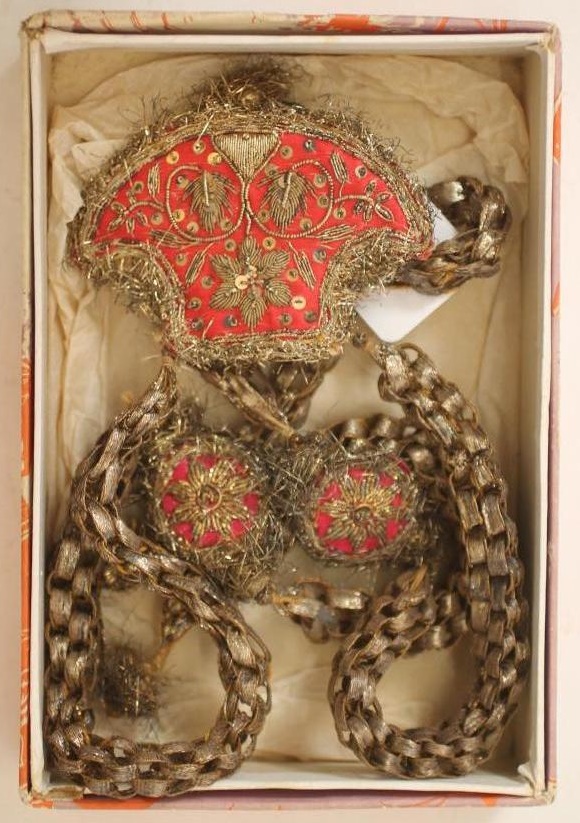 A MUGHAL GARLAND Image